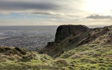 Fotografija Belfasta s planine Cavehill i neobičnom scenim