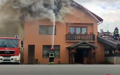 Gori restoran kod Osijeka, vatrogasci na terenu