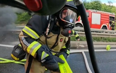 VIDEO Vatrogasci objavili dramatičnu snimku: Tijekom gašenja požara na šleperu eksplodirala i odletjela guma