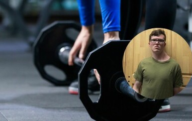 Trening u teretani i mladić s neobičnim stilom treniranja