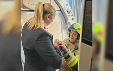 Stjuardesa Lorena sletjela je u zagrebačku zračnu luku: Na izlasku iz aviona dečko vatrogasac pripremio joj je iznenađenje za pamćenje