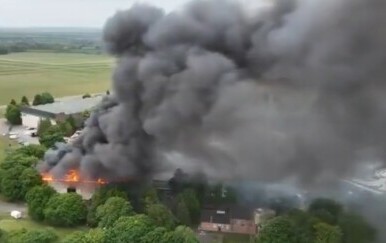 Bivša RAF baza gorjela satima: Poginula dvojica vatrogasaca, eksplozije odjekuju područjem