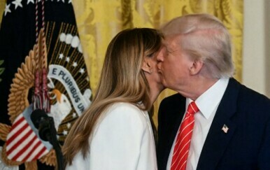 Trumpov biograf tvrdi da su on i Melanija razdvojeni, izvrijeđao ga glasnogovornik Bijele kuće
