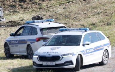 Obiteljsko nasilje kod Zadra, muž napao suprugu pa je lovio po polju