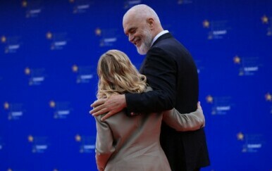 Albanski premijer na koljenima dočekao talijansku premijerku Meloni