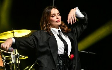 Severina je za koncert u Slavonskom Brodu odjenula odijelo u kombinaciji s kravatom i korzetom