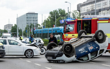 Teška prometna nesreća u Zagrebu: Automobil se prevrnuo na krov, vatrogasci na terenu