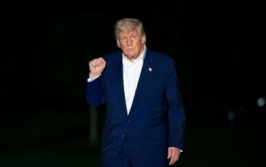 Trump najavio da u ponedjeljak planira razgovarati s Putinom i Zelenskim