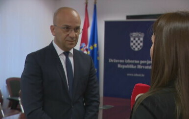Dan uoči izbora, iz DIP-a se javila reporterka Dnevnika Nove TV Valentina Baus