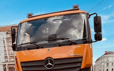 U stup na Trgu bana Jelačića zabio se kamion zagrebačkog holdinga i razlio motorno ulje
