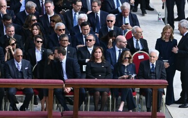 Neobičan trenutak: Američki potpredsjednik i supruga uhvaćeni u poljupcu ispred pape
