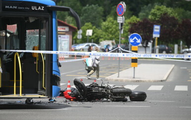U sudaru sa ZET-ovim busom poginuo motociklist