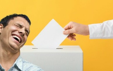 Glasovanje i muškarac koji se smije