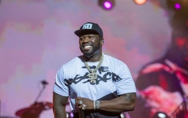 Reper 50 Cent kako se smije na pozornici pri nastupu