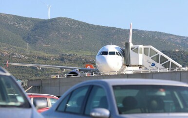Putnički zrakoplov prisilno sletio u Split, dočekale ga sve žurne službe