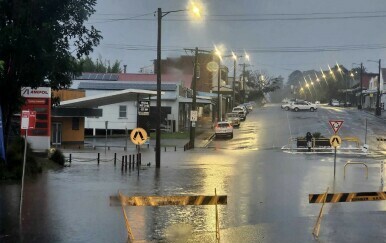 Stanovnici zarobljeni na krovovima zbog poplava na istočnoj obali Australije