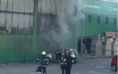 Muškarac tijekom stravičnog požara spasio tuđi automobil