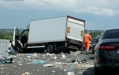 Kaos na A1: Prekinut promet zbog sudara kamiona i kombija, stvorila se kolona