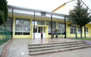 Drama u osnovnoj školi! Sukobila se dva dječaka, jedan bacio suzavac, oko 10 učenika završilo kod liječnika