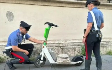 Turist u Rimu na električnom romobilu prevozio dio antičkog stupa