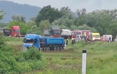 Teška nesreća kod Pojatnog: Poginula jedna osoba, cesta je zatvorena za promet