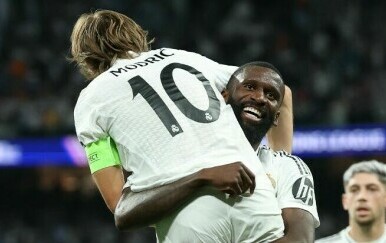 Luka Modrić u rukama Rudigera