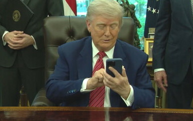 VIDEO Trumpu na presici dva puta zvonio mobitel: "Svi nam čestitaju"
