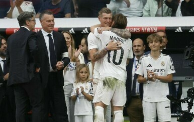 Luka Modrić i Toni Kroos u zagrljaju