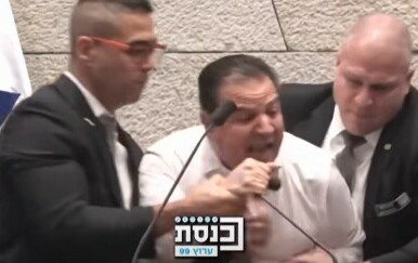 Izraelskog opozicijskog političara na silu izveli iz parlamenta, govorio o zločinima u Gazi