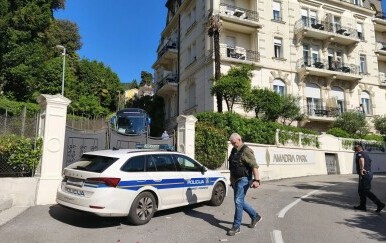 Armada razbijala ispred hotela s igračima Slavena