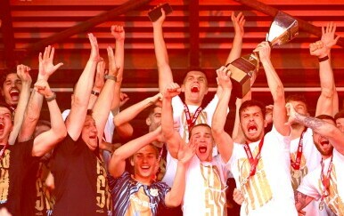 Igrači Rijeke sa šampionskim peharom