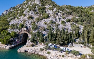 Skriveni vojni tuneli na jugu Hrvatske: Omiljena kupališta na koja lokalci u miru dolaze roniti i skakati u more
