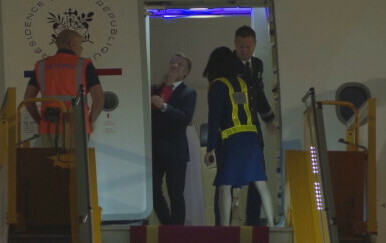 Videosnimka Macrona izazvala nagađanja da ga je supruga ošamarila, a sada se oglasio čitač s usana