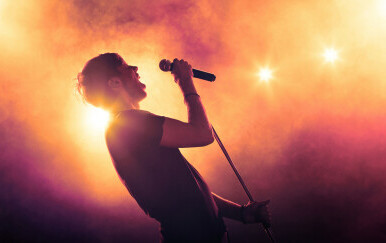 Kako se piše: rock pjevač ili rock-pjevač