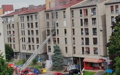 Gori stan u Zagrebu, na terenu je veliki broj vatrogasaca