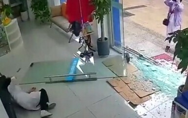 Staklena vrata izazvala kaos, nikome nije jasno kako se to uspjelo dogoditi