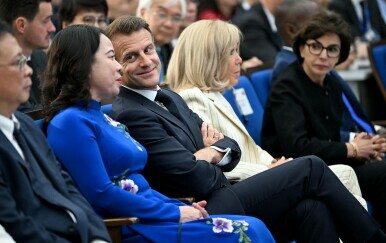Nakon incidenta u avionu, bračni par Macron nastavio azijsku turneju
