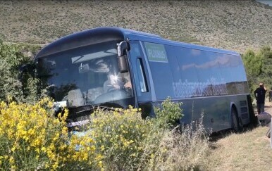 FOTO/VIDEO Tragedija je za dlaku izbjegnuta: Autobus nakon sudara s taksijem skoro završio u ponoru