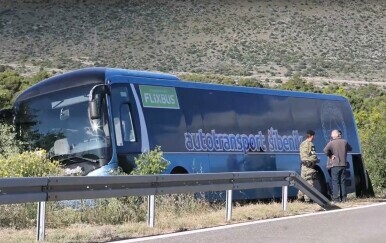 Vozač pod utjecajem droge skrivio prometnu nesreću u kojoj je autobus sletio s ceste