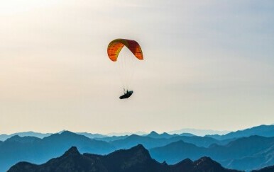 Kineski paraglajder preživio let na visini od 9000 metara