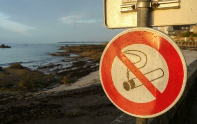 Francuska će zabraniti pušenje na plažama, u parkovima i oko škola