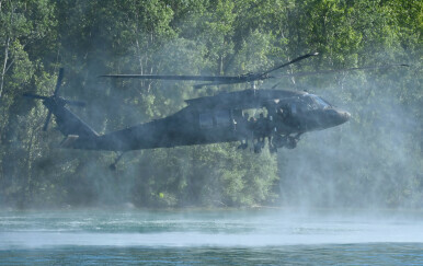MORH: Helikopter HV-a zahvatio krošnju stabla