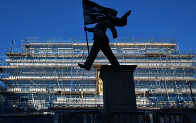 Banksy postavio kip čovjeka sa zastavom u središtu Londona