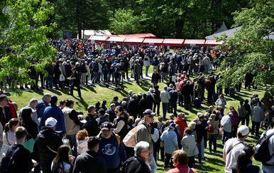 Obilježava se Praznik rada: Počela velika okupljanja, građani stigli na proslave