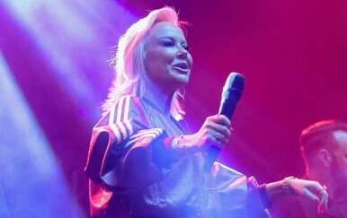 Maja Šuput u kožnoj minici nastupala u Biogradu na Moru