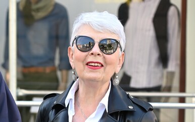 Jadranka Kosor na špici u kariranoj suknji, bijeloj košulji i kožnoj jakni