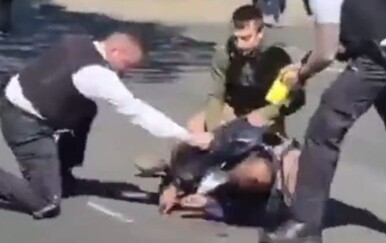 Policija je objavila policijsku snimku napada na dvojicu muškaraca