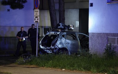 Automobil udario u stupove pa se zapalio