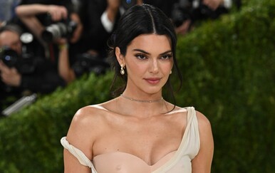 Haljina Kendall Jenner izgleda kao antička skulptura, a nastala je iz – bijele majice