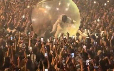 Video gdje Akon propada kroz publiku širi se internetom brzinom munje